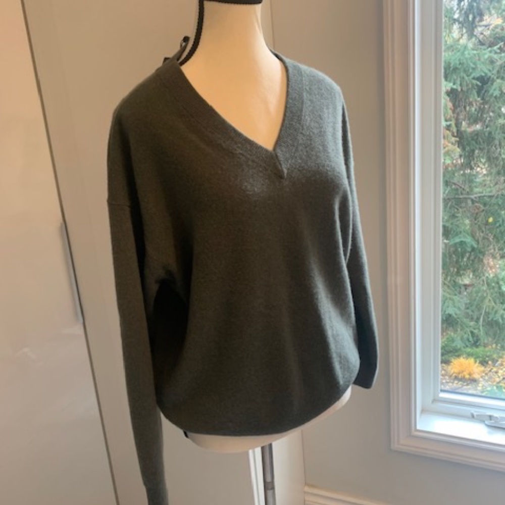 Massimo Dutti moss green cashmere V neck sweater NWT medium
